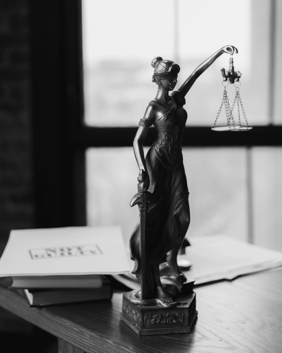Estátua da Justiça segurando balança, simbolizando equilíbrio e imparcialidade jurídica